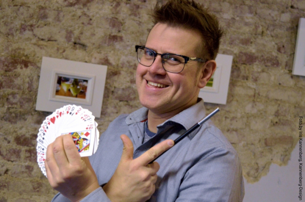 Portrait Mikrofon und Bühne